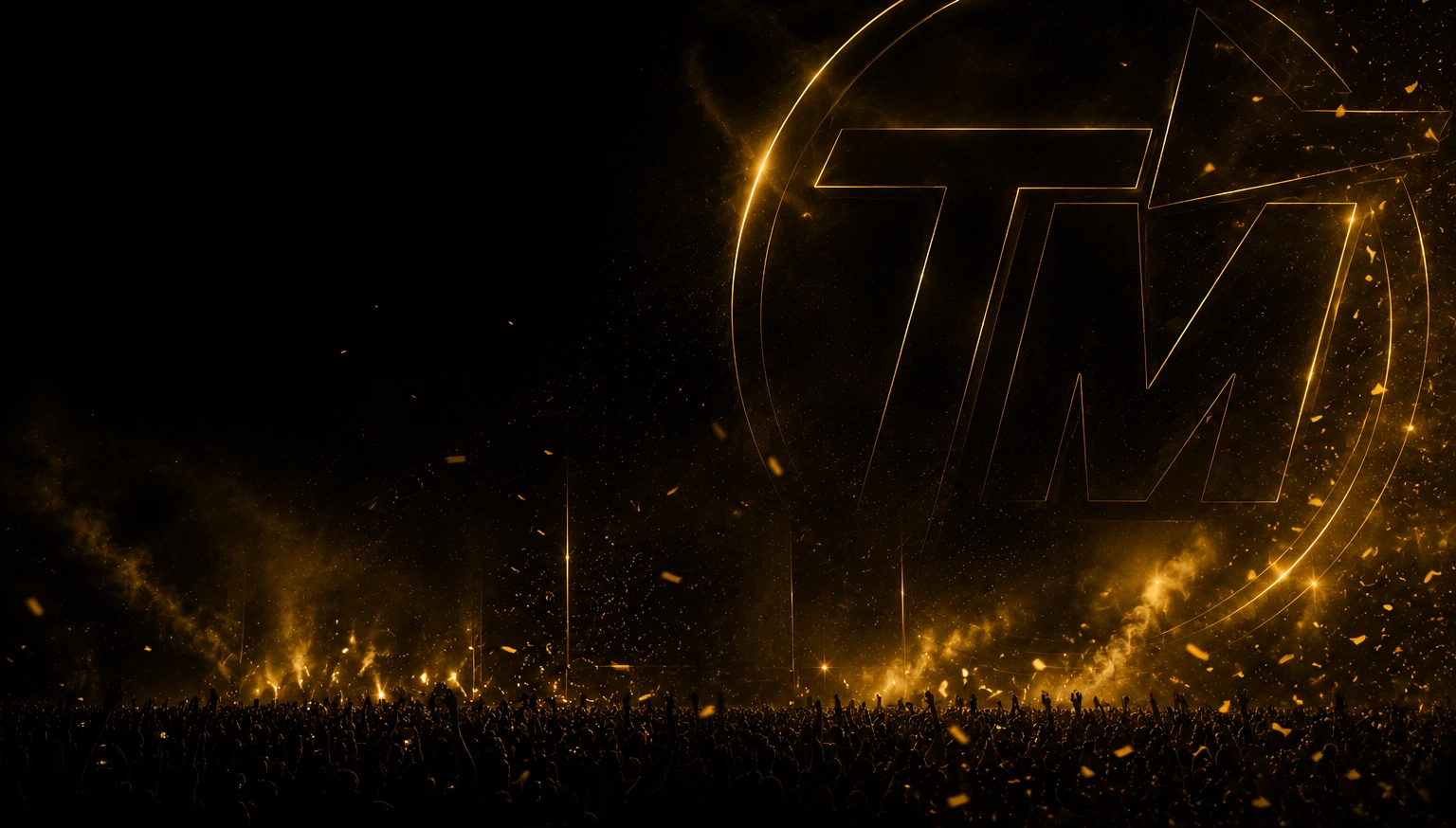 Logo TM dourada projetada sobre o palco com multidão e partículas de luz